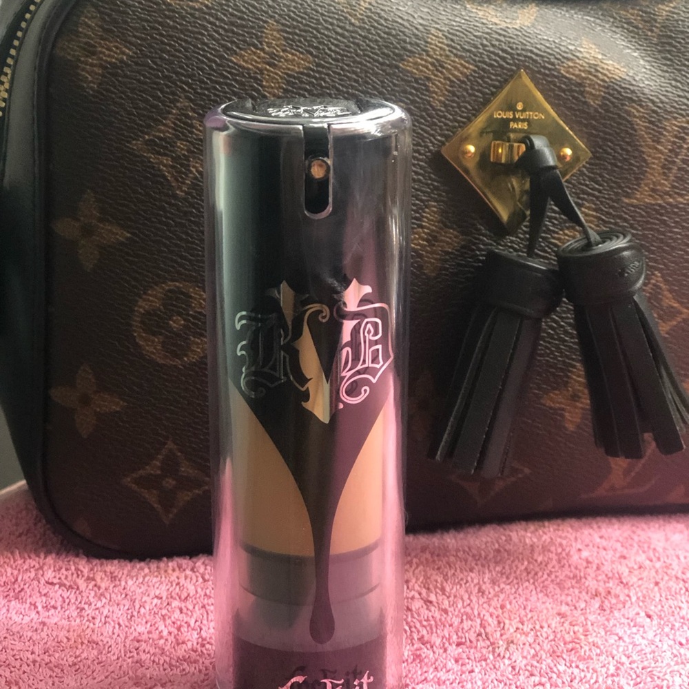 Kat Von D Lock it Foundation